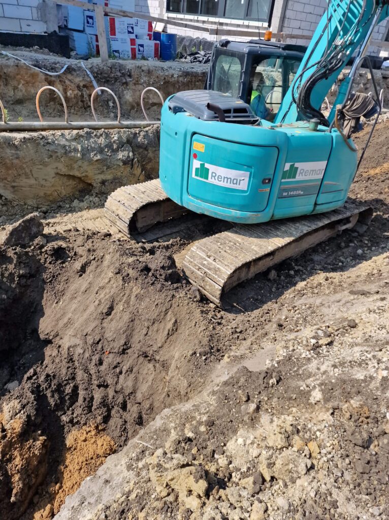 Zakład Instalacji Sanitarnych Wiesław Kowalik - wykonanie prac instalacyjnych koparka